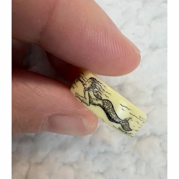 (VTG) Cream/Black Scrimshaw-Style Mermaid/Seashell Nautical-Themed Carved Ring - Picture 4 of 11